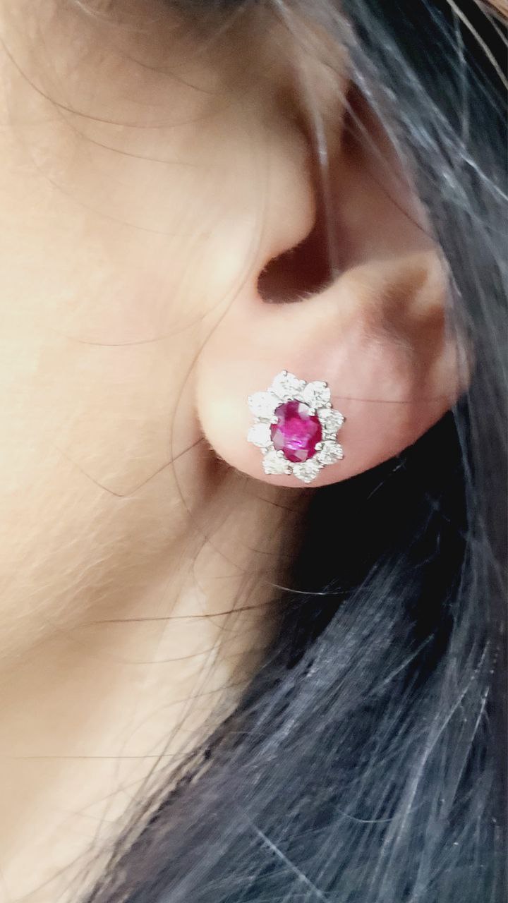 Orecchini in Oro Bianco con Diamanti 0,91 ct e Rubini ovali 1,39 ct 18 kt (750)