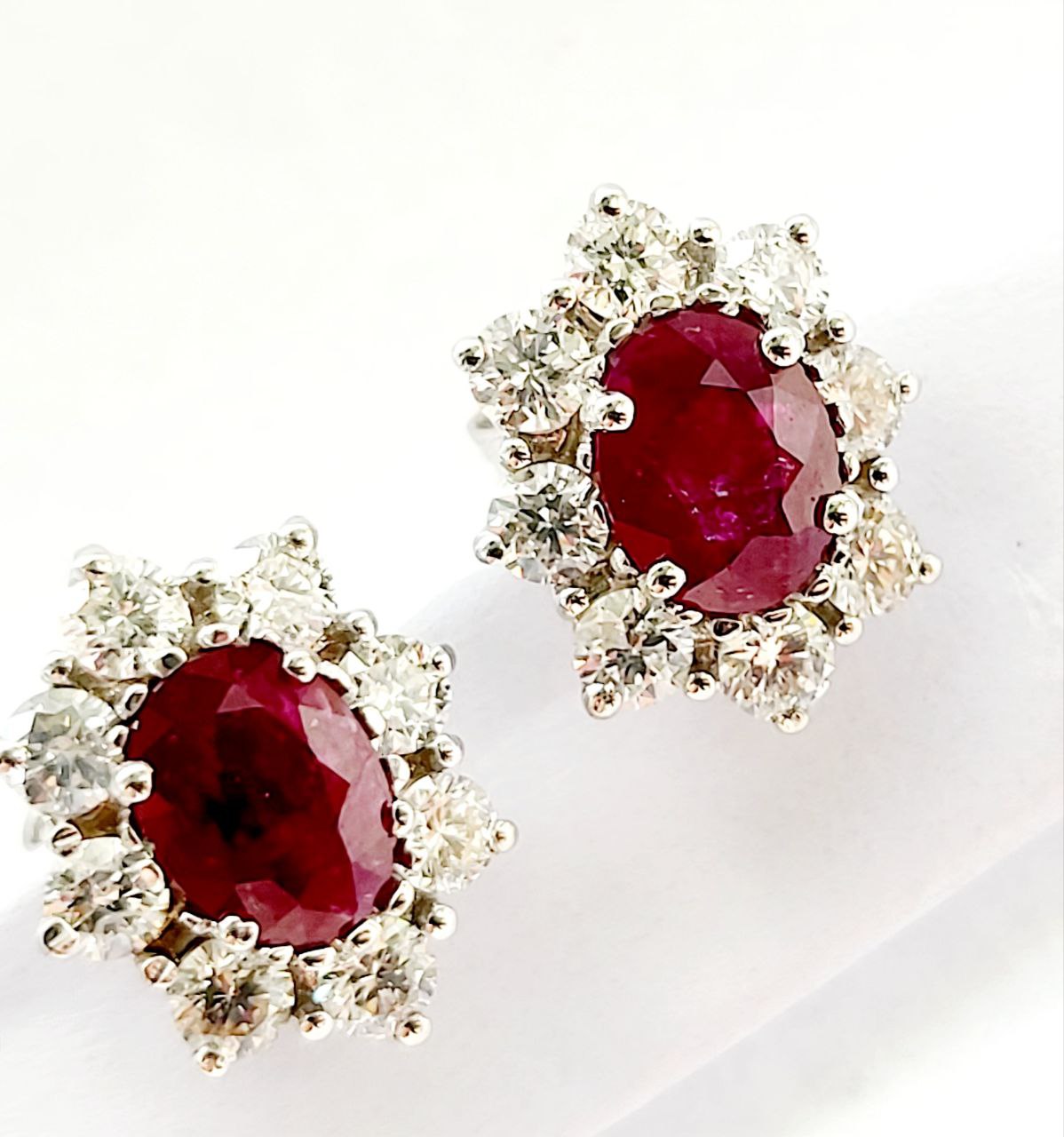 Orecchini in Oro Bianco con Diamanti 0,91 ct e Rubini ovali 1,39 ct 18 kt (750)
