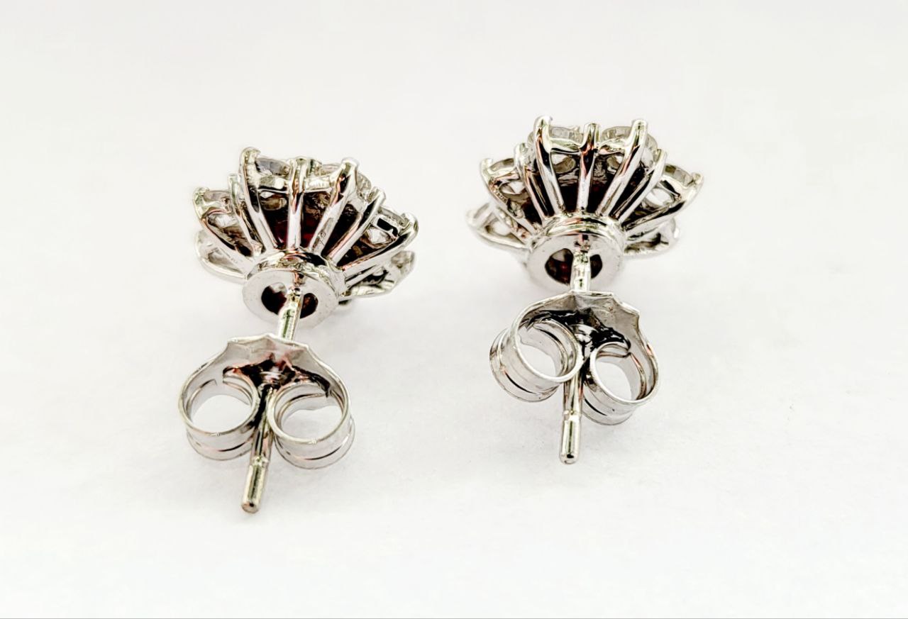 Orecchini in Oro Bianco con Diamanti 0,91 ct e Rubini ovali 1,39 ct 18 kt (750)