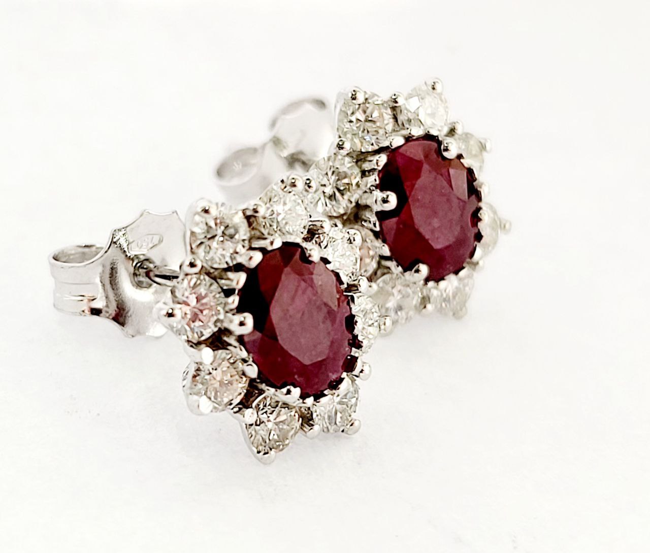 Orecchini in Oro Bianco con Diamanti 0,91 ct e Rubini ovali 1,39 ct 18 kt (750)