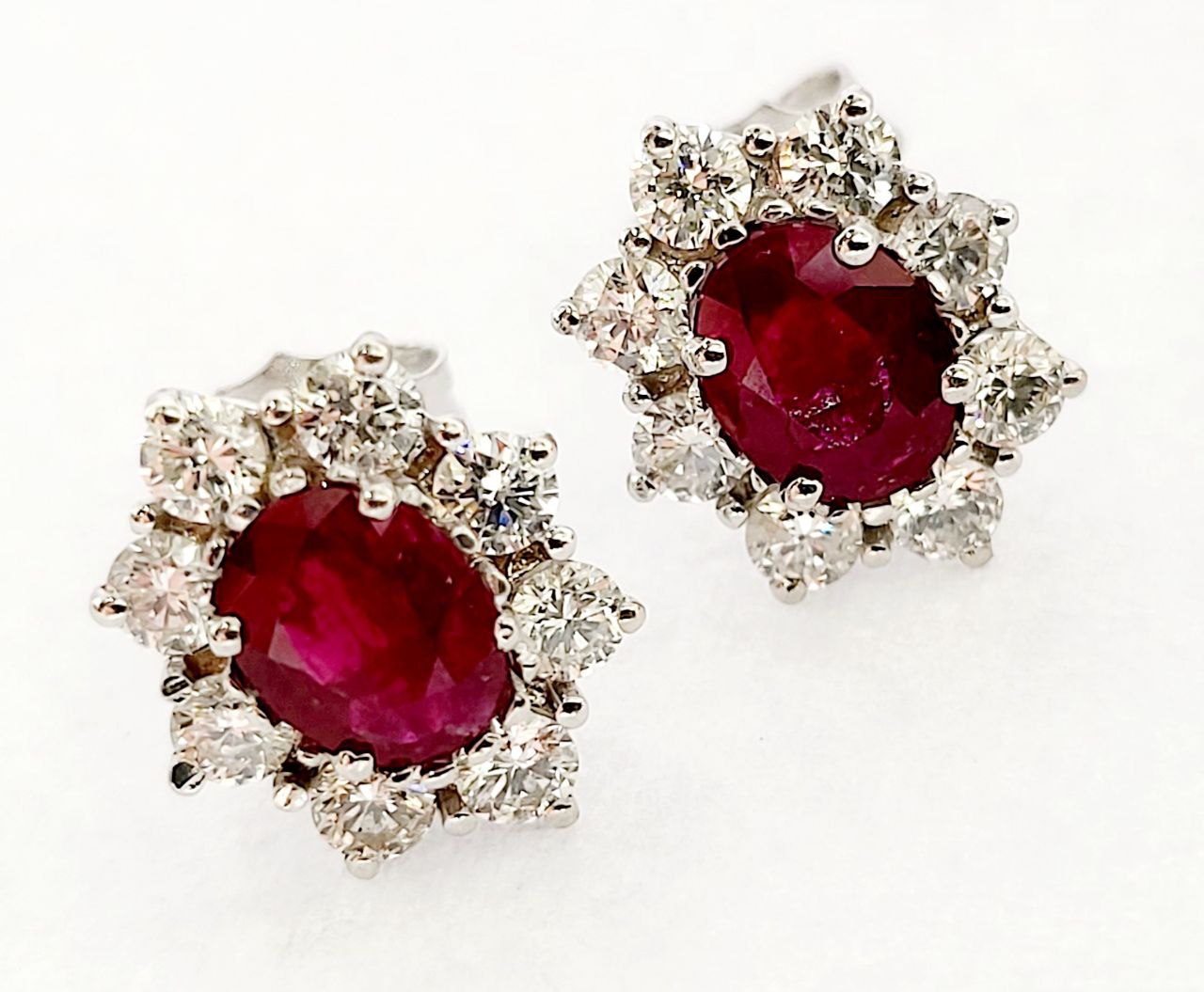 Orecchini in Oro Bianco con Diamanti 0,91 ct e Rubini ovali 1,39 ct 18 kt (750)