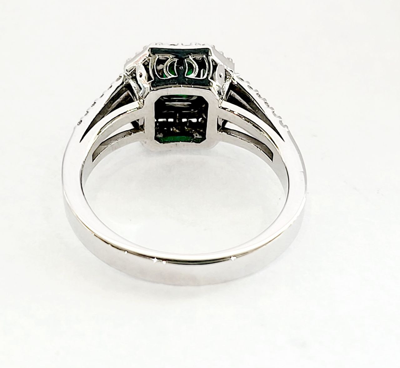 Anello con Smeraldo ct 0,71 e Diamanti ct 0,56 in Oro Bianco 18 kt (750)