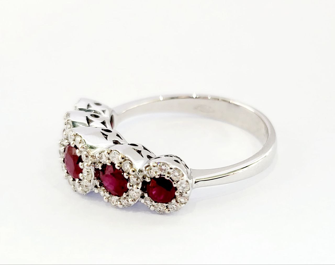 Anello modello magic "Astralia" con Rubini 0,95 ct e Diamanti 0,64 ct in Oro Bianco 18 kt (750)