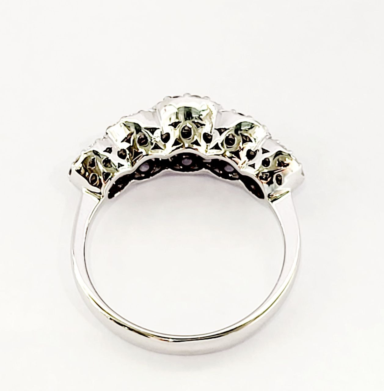Anello modello magic "Astralia" con Rubini 0,95 ct e Diamanti 0,64 ct in Oro Bianco 18 kt (750)