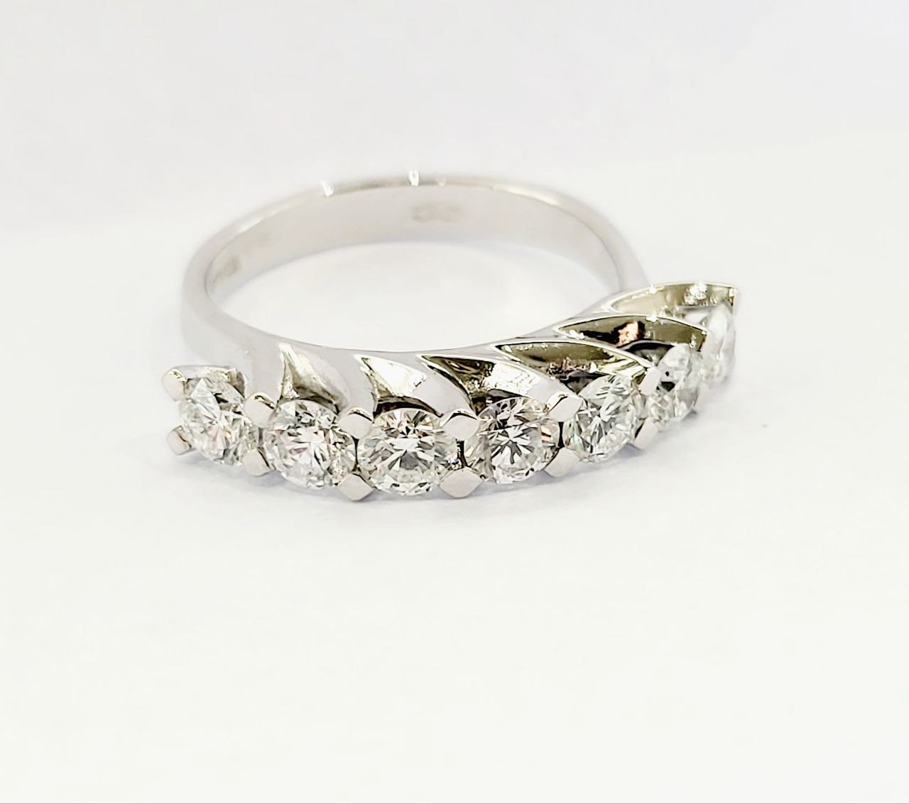 Anello riviera 7 Diamanti 1,40 ct "Astralia" in Oro Bianco 18kt (750)