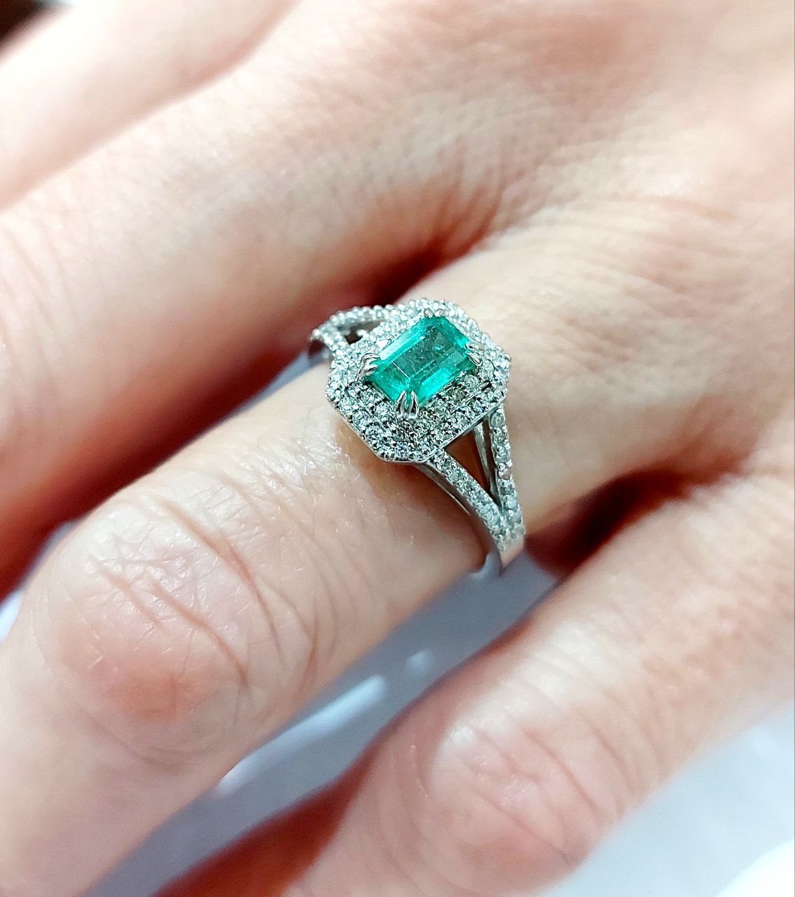 Anello fantasia con Smeraldo 0,75 ct e Diamanti 0,56 ct in Oro Bianco 18kt (750)