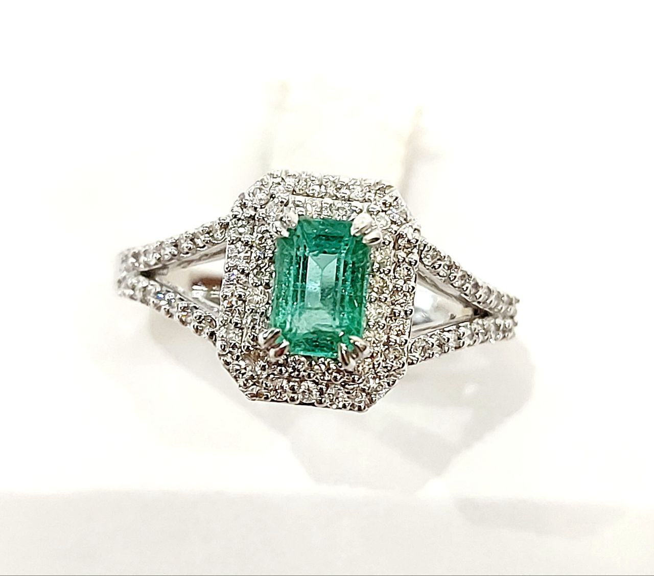 Anello fantasia con Smeraldo 0,75 ct e Diamanti 0,56 ct in Oro Bianco 18kt (750)