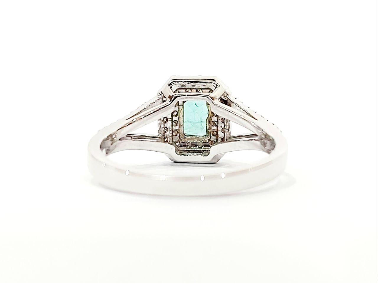 Anello fantasia con Smeraldo 0,75 ct e Diamanti 0,56 ct in Oro Bianco 18kt (750)