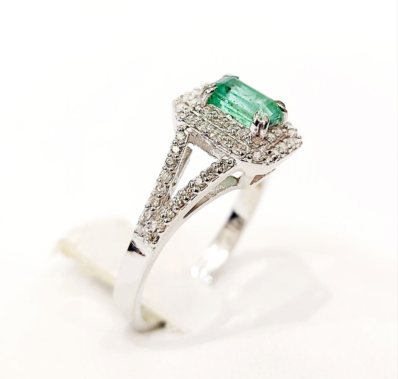 Anello fantasia con Smeraldo 0,75 ct e Diamanti 0,56 ct in Oro Bianco 18kt (750)
