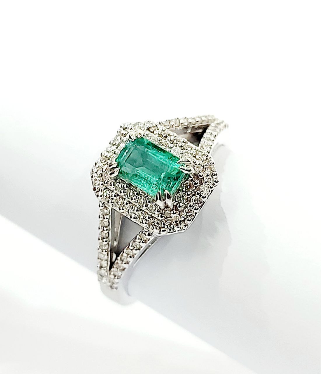 Anello fantasia con Smeraldo 0,75 ct e Diamanti 0,56 ct in Oro Bianco 18kt (750)