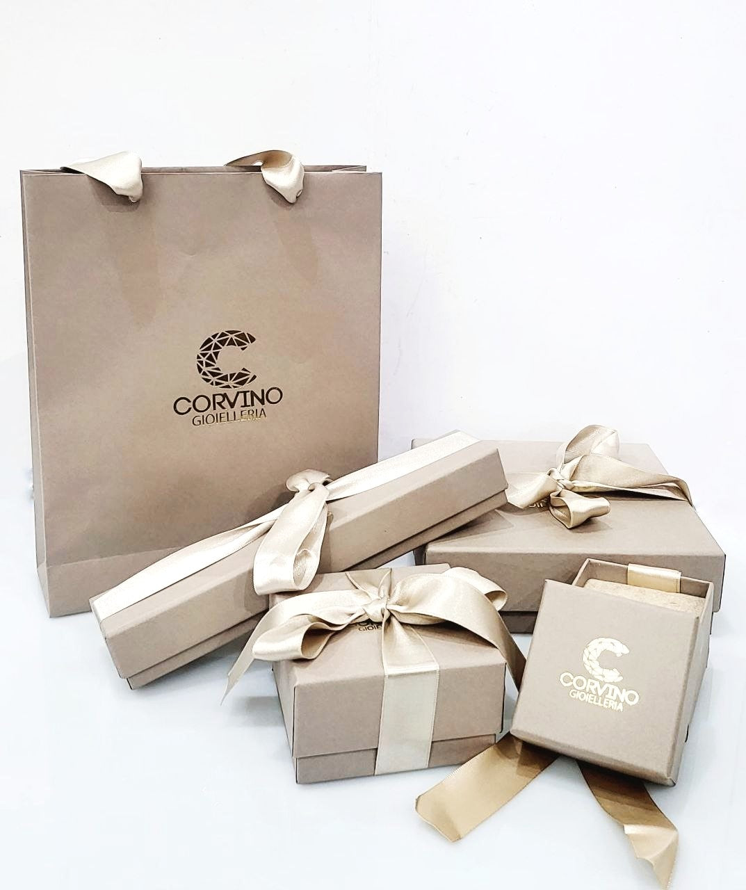 Orecchini con Zaffiri 0,55 ct e Diamanti circolari 0,17 ct in Oro Bianco 18 kt (750)