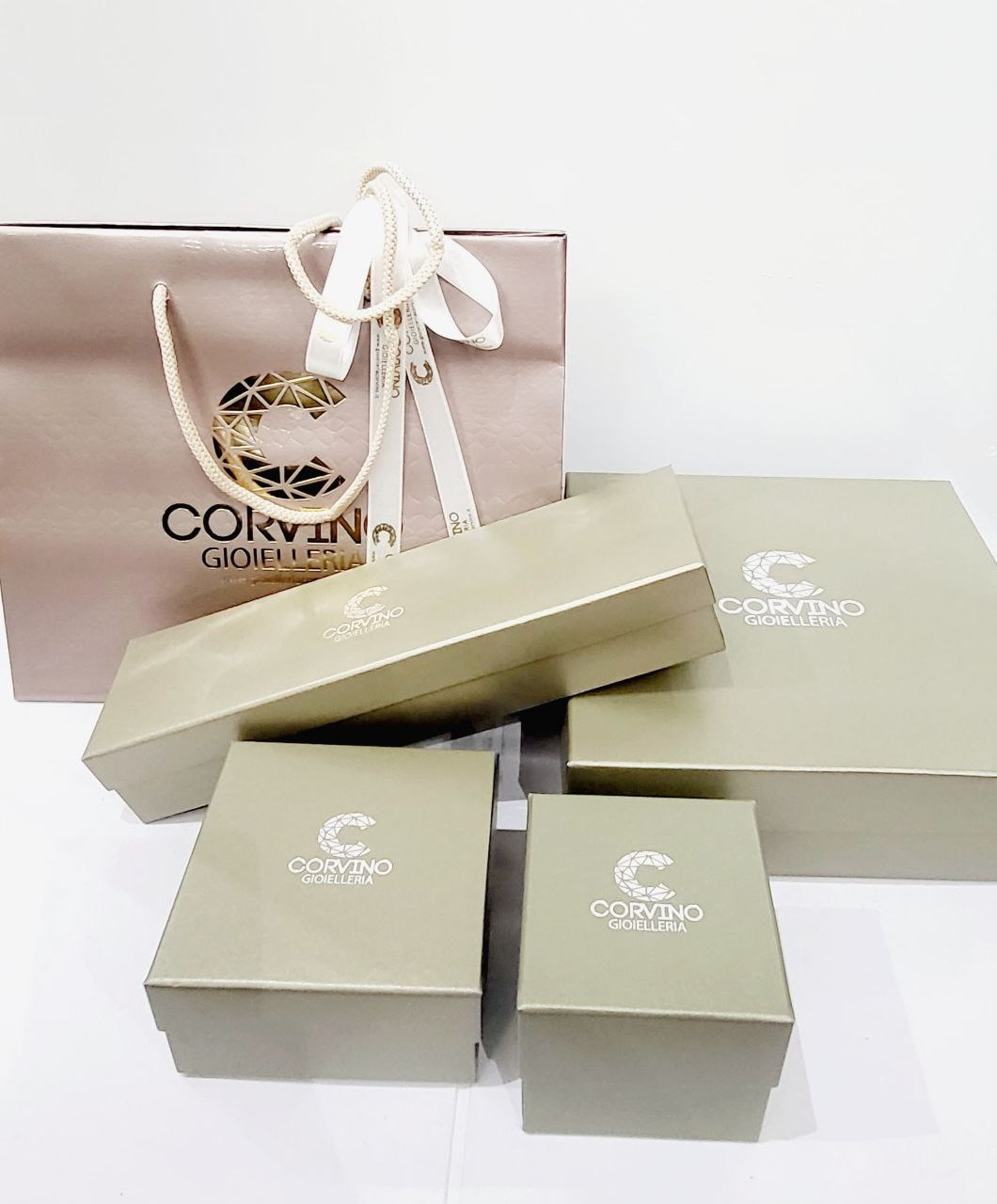 Collana con Croce Diamanti ct 0,75 e Zaffiro ct 0,25 in Oro Bianco 18 Kt (750)