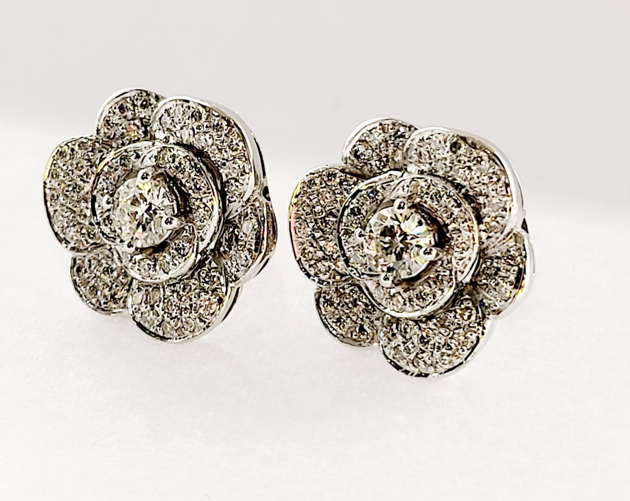 Orecchini fiore camelia in Oro Bianco con Diamanti 1,95 ct 18 kt (750)