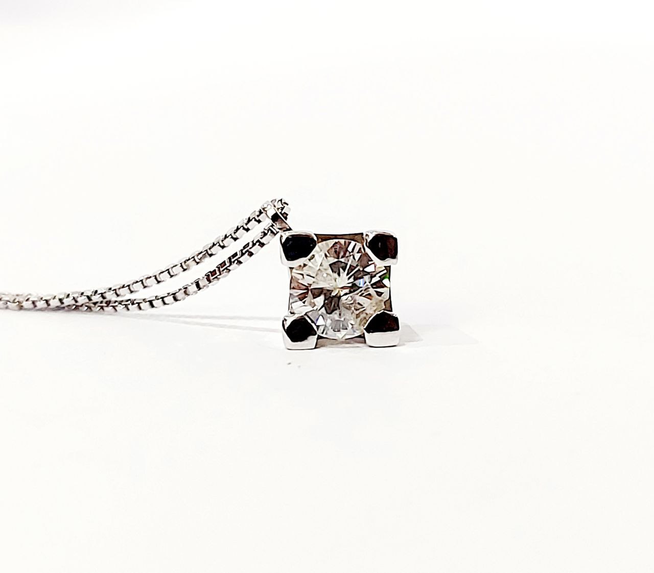 Collana con pendente punto luce con Diamante 0,70 ct in Oro Bianco 18 kt (750)