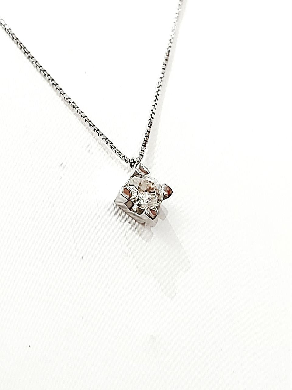 Collana con pendente punto luce con Diamante 0,70 ct in Oro Bianco 18 kt (750)