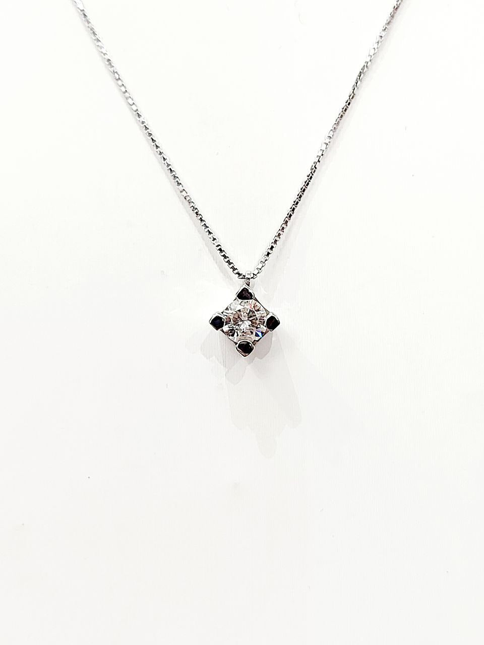 Collana con pendente punto luce con Diamante 0,70 ct in Oro Bianco 18 kt (750)