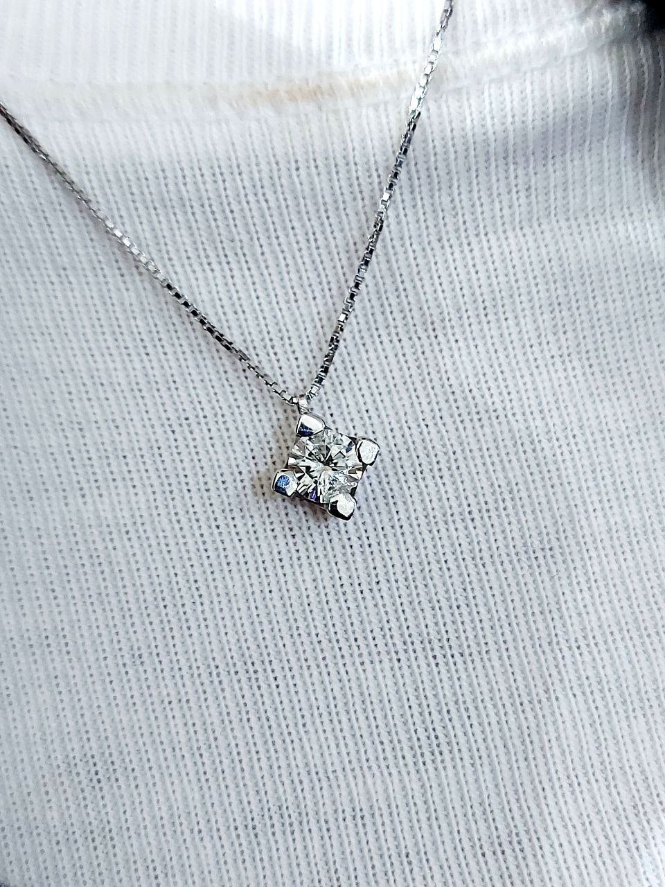 Collana con pendente punto luce con Diamante 0,70 ct in Oro Bianco 18 kt (750)