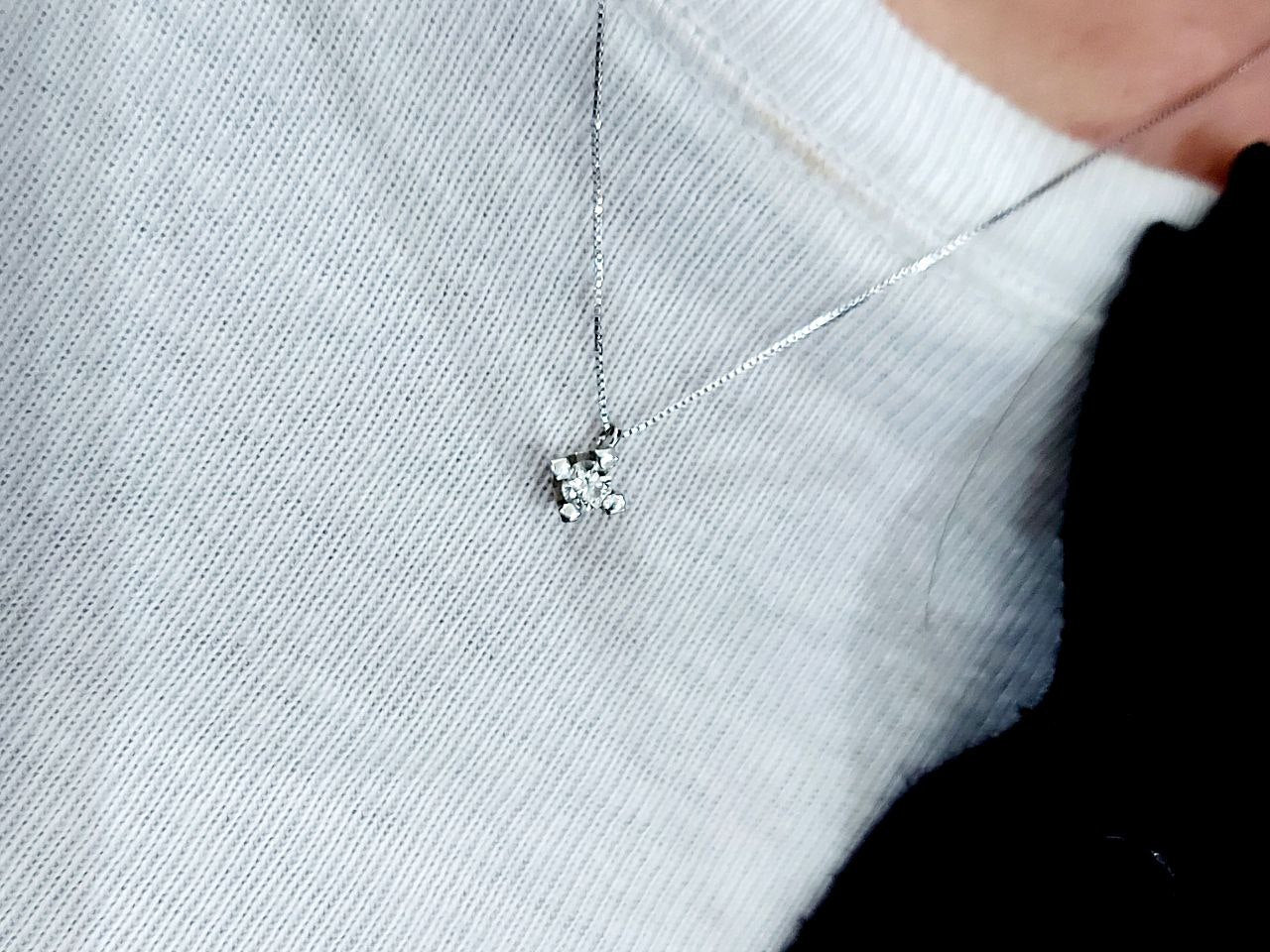 Collana con pendente punto luce con Diamante 0,10 ct in Oro Bianco 18 kt (750)