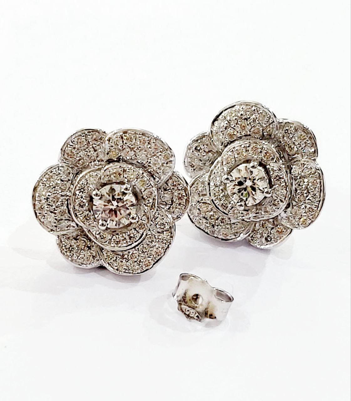 Orecchini fiore camelia in Oro Bianco con Diamanti 1,95 ct 18 kt (750)