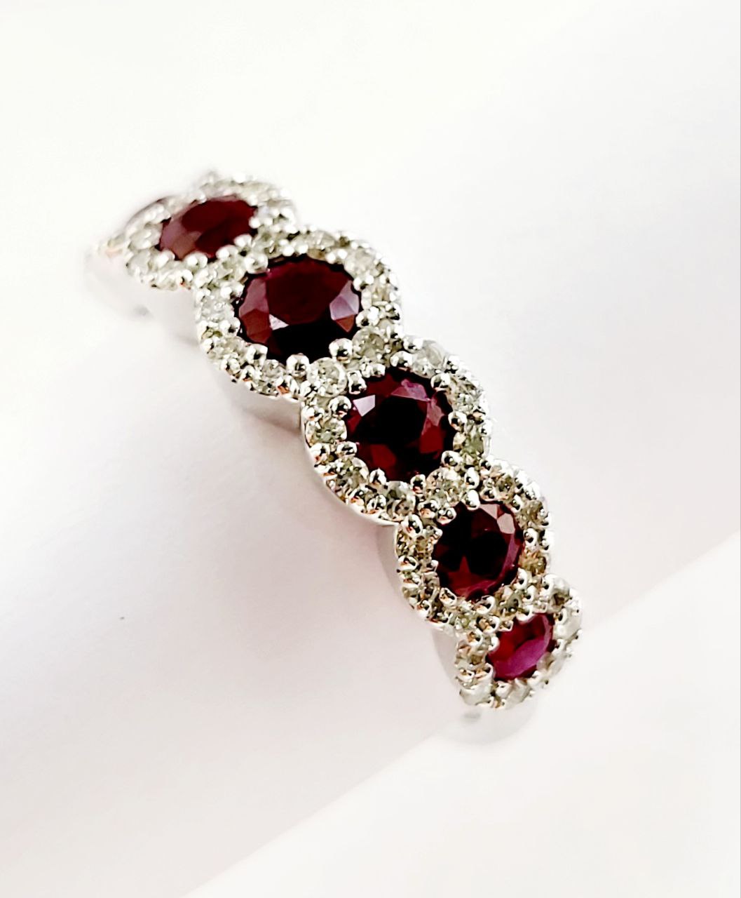 Anello veretta a 7 magic in Oro Bianco con Diamanti 0,50 ct e Rubini 1,14 ct 18kt (750)