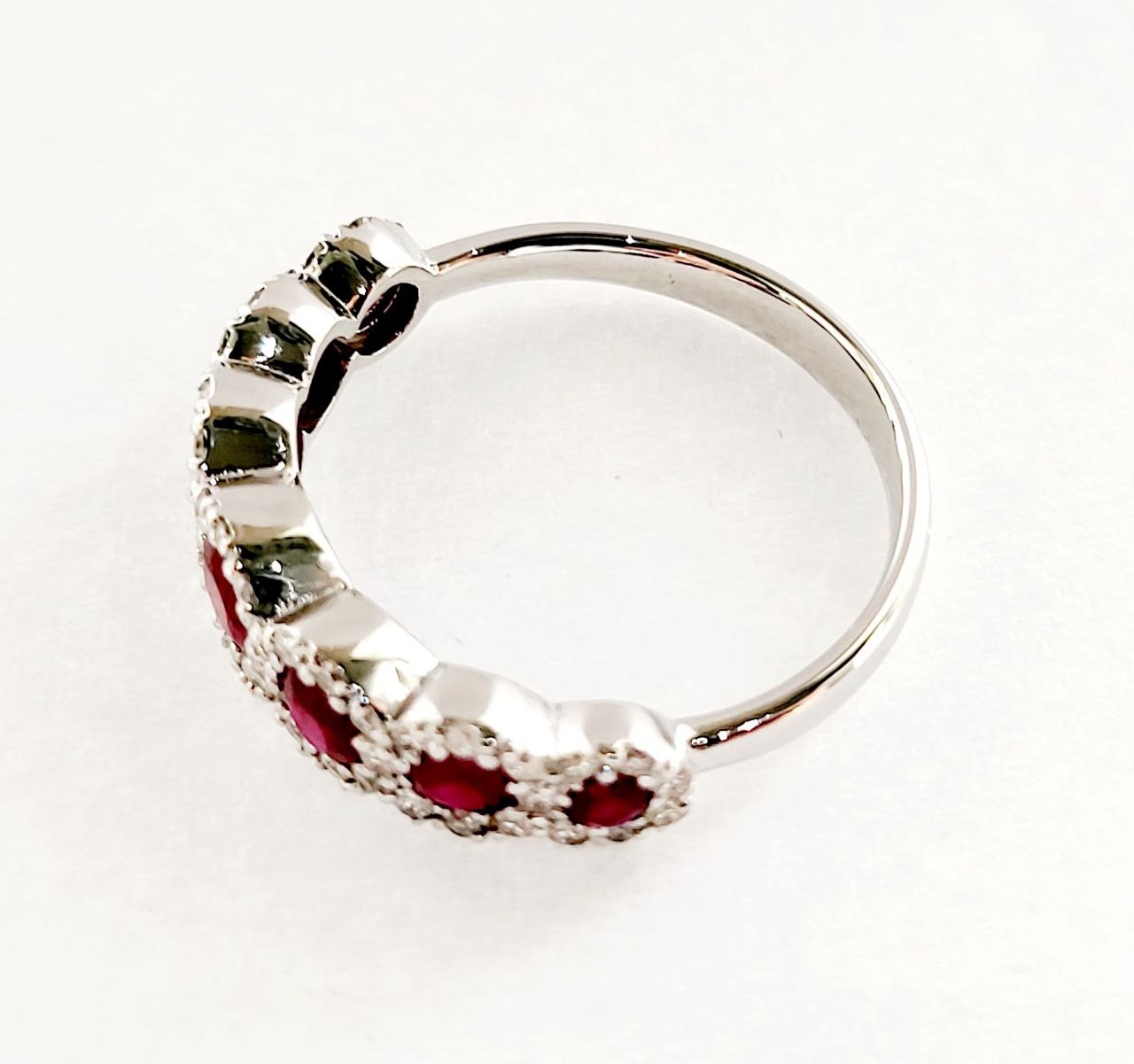 Anello veretta a 7 magic in Oro Bianco con Diamanti 0,50 ct e Rubini 1,14 ct 18kt (750)