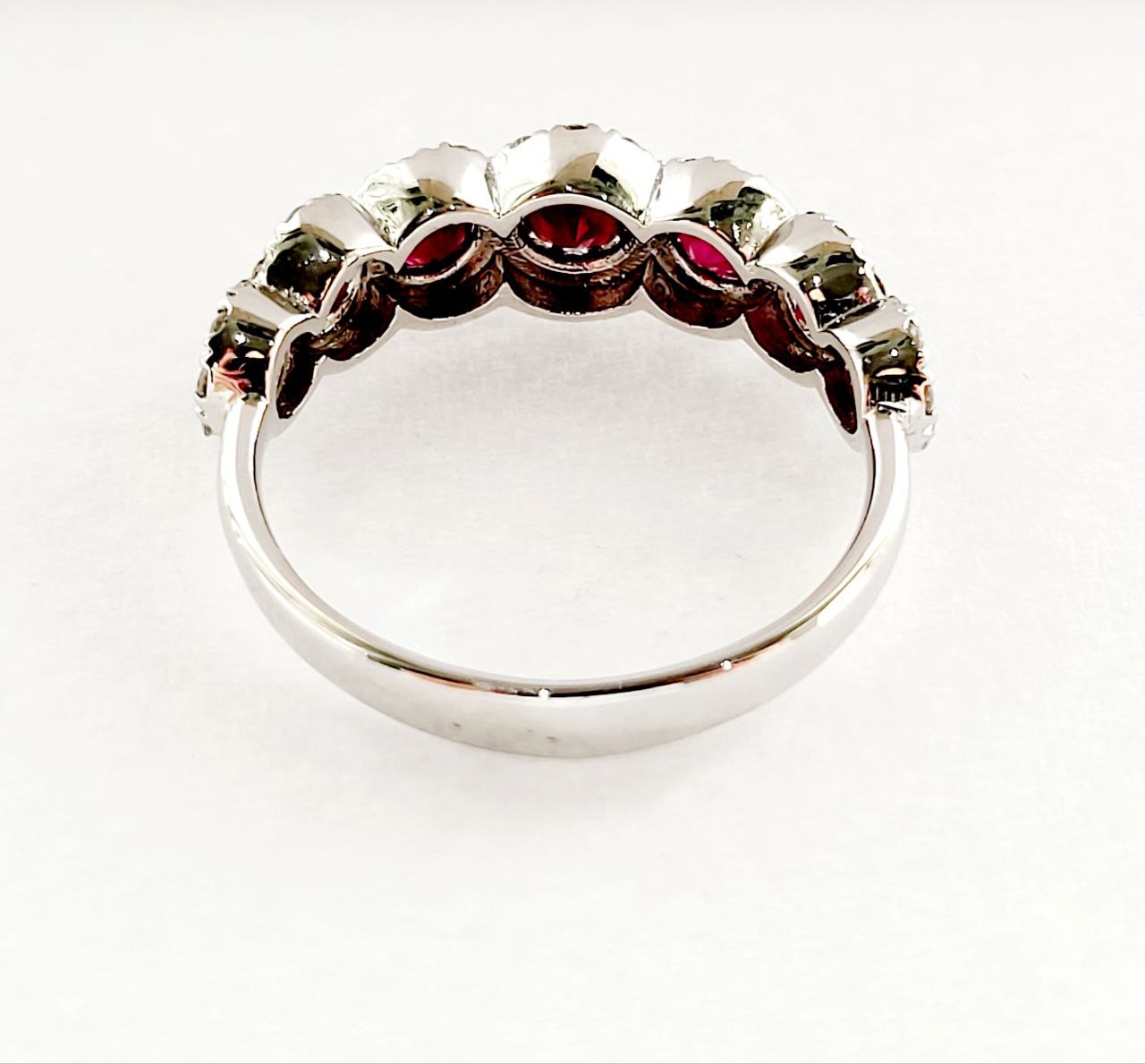 Anello veretta a 7 magic in Oro Bianco con Diamanti 0,50 ct e Rubini 1,14 ct 18kt (750)