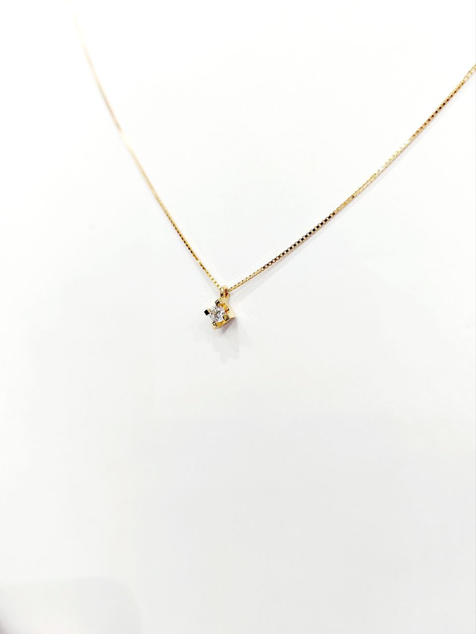 Collana con pendente punto luce con Diamante 0,05 ct in Oro Giallo 18 kt (750)