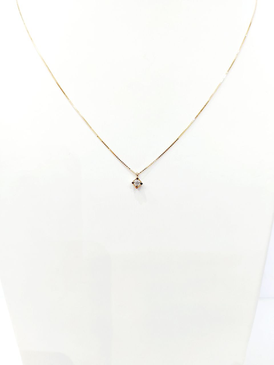 Collana con pendente punto luce con Diamante 0,05 ct in Oro Giallo 18 kt (750)