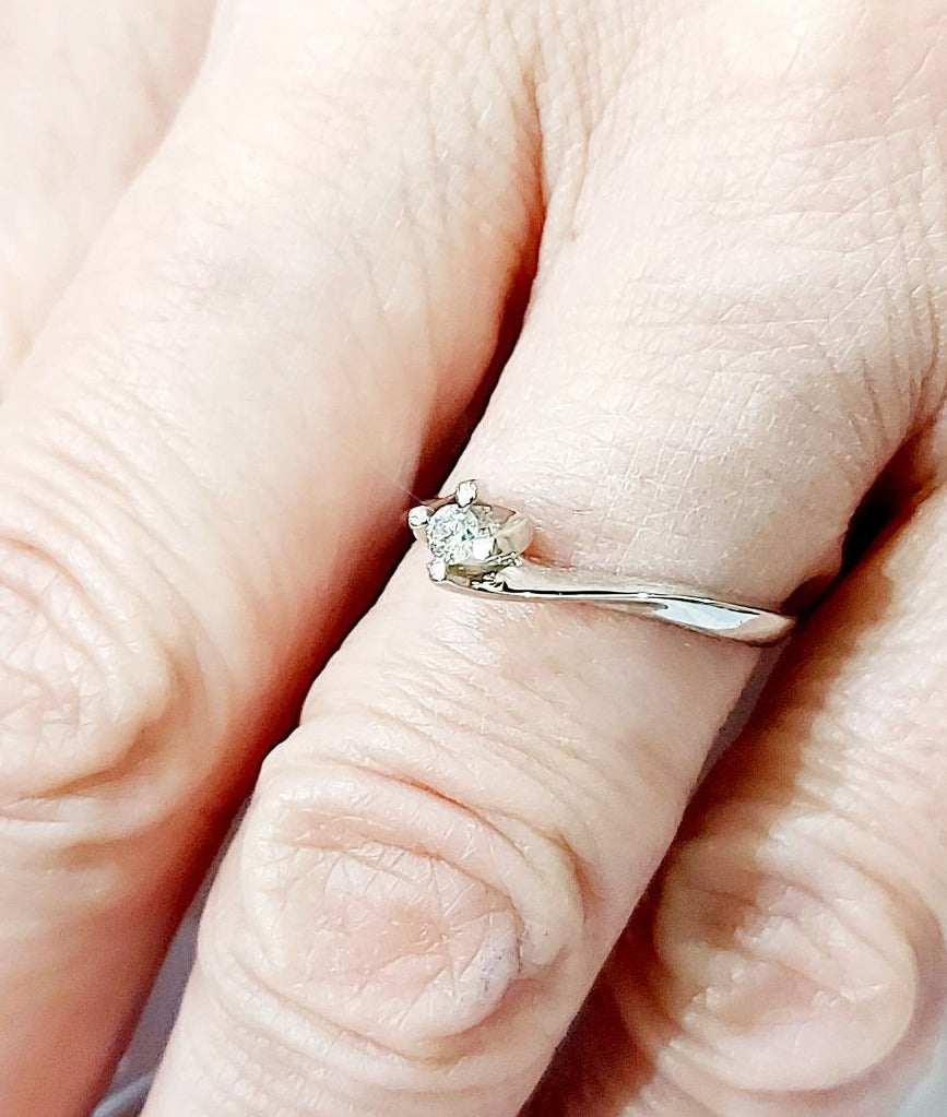 Anello Solitario Valentino in Oro bianco con Diamante 0,07 ct 18 kt (750)