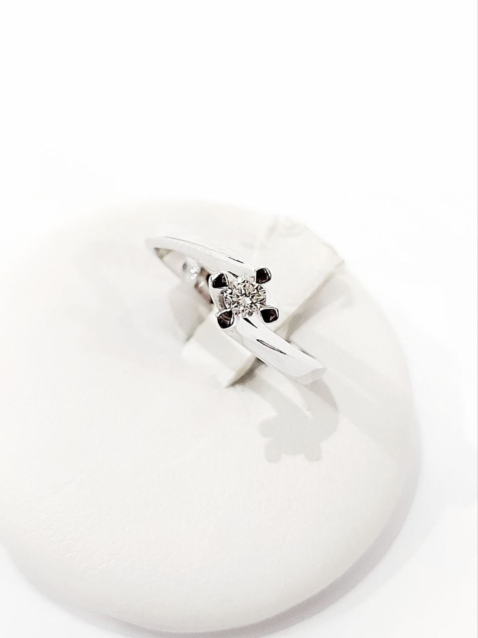Anello Solitario Valentino in Oro bianco con Diamante 0,40 ct 18 kt (750)