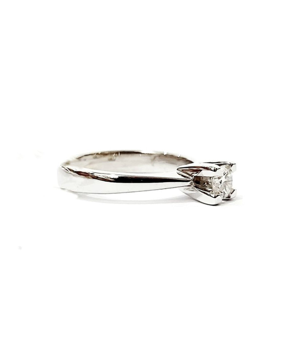 Anello Solitario modello 4 griffe con Diamante 0,50 ct in Oro Bianco 18 kt (750)