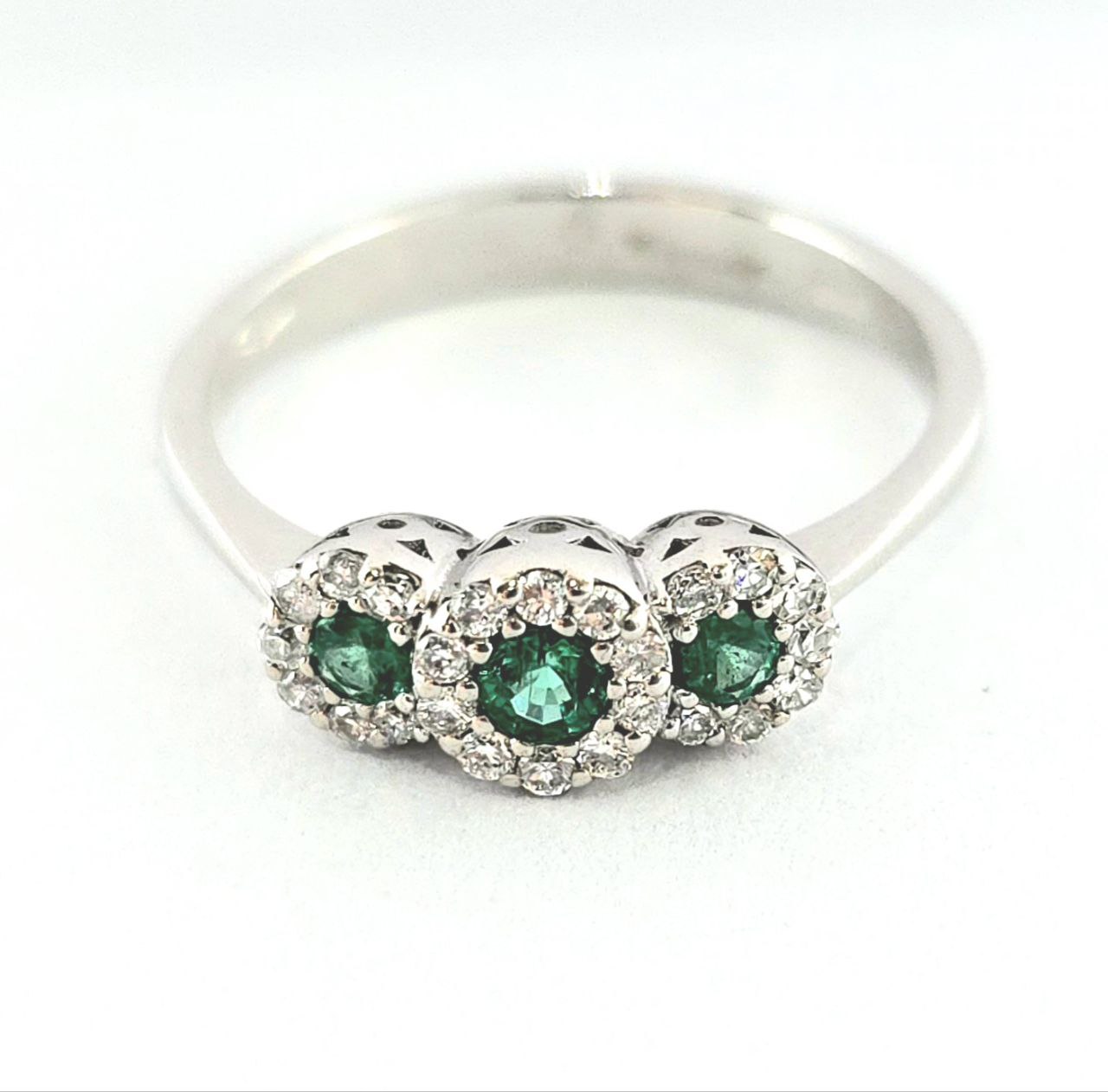 Anello trilogy magic in Oro Bianco con Diamanti 0,24 ct e Smeraldi 0,45 ct 18kt (750)