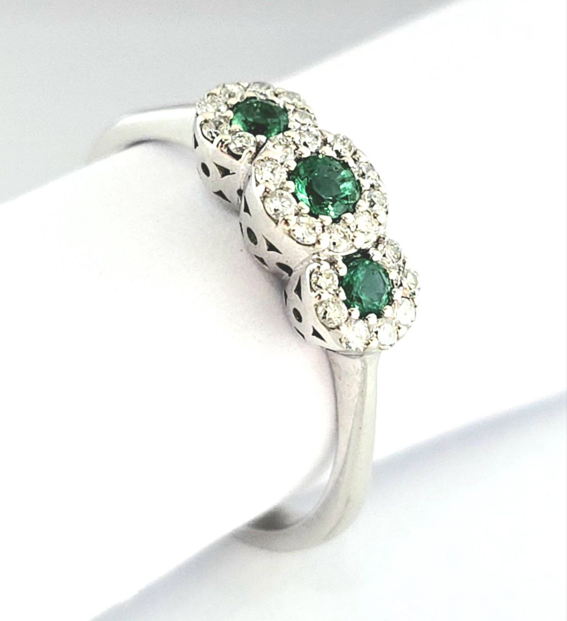 Anello trilogy magic in Oro Bianco con Diamanti 0,24 ct e Smeraldi 0,45 ct 18kt (750)