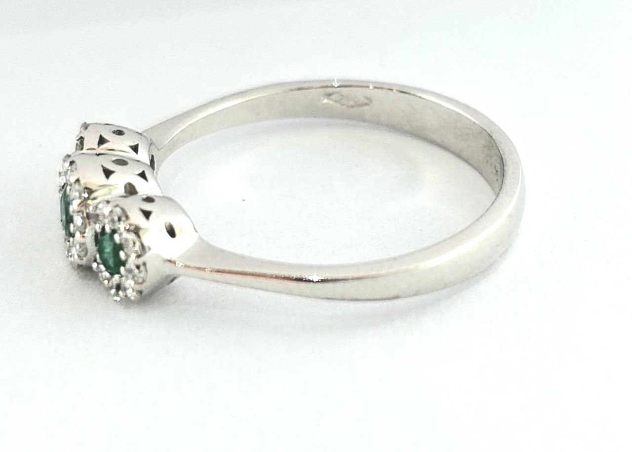 Anello trilogy magic in Oro Bianco con Diamanti 0,24 ct e Smeraldi 0,45 ct 18kt (750)