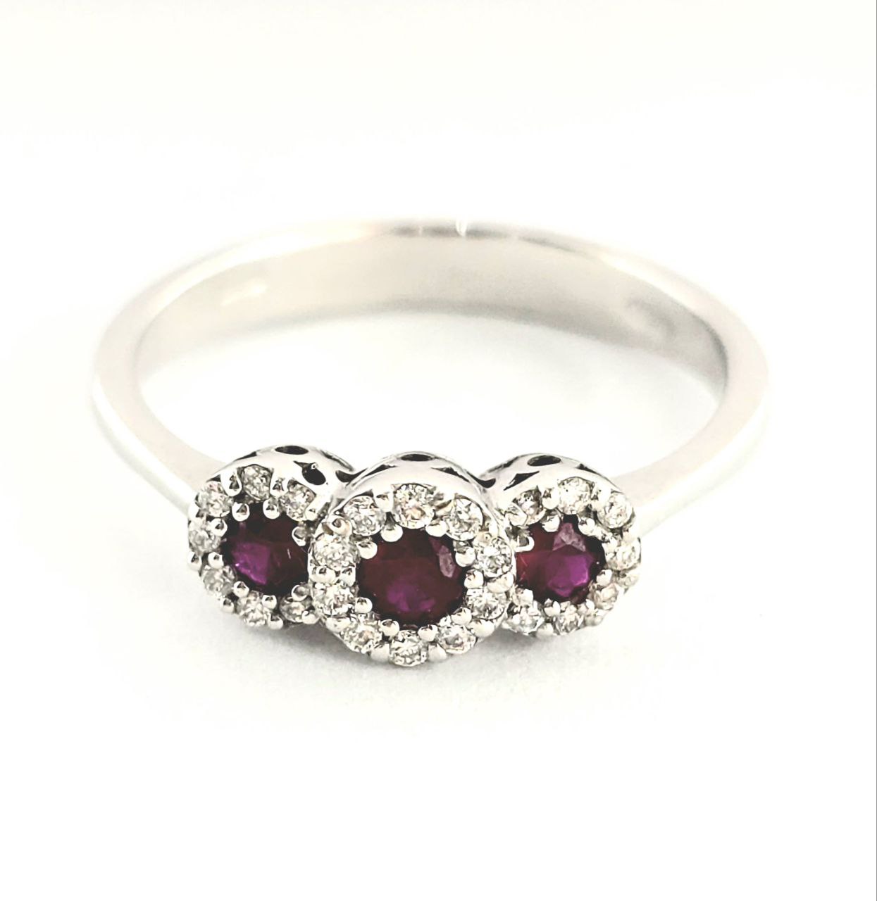 Anello trilogy magic in Oro Bianco con Diamanti 0,24 ct e Rubini 0,45 ct 18kt (750)