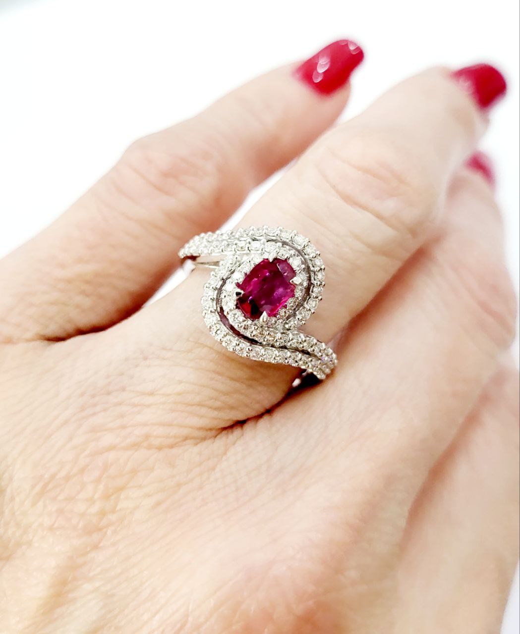 Anello Astralia fantasia con Rubino ovale 0,90 ct e Diamanti 0,85 ct in Oro Bianco 18 kt (750)