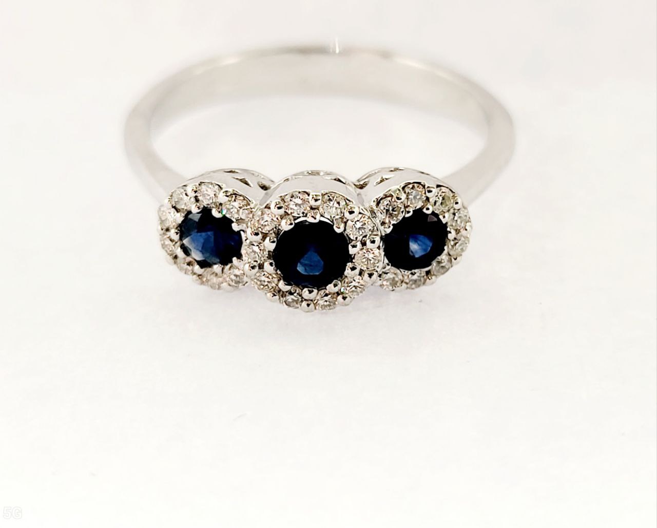 Anello trilogy magic con Zaffiri ct 0,56 e Diamanti ct 0,30 in Oro Bianco 18 kt (750)