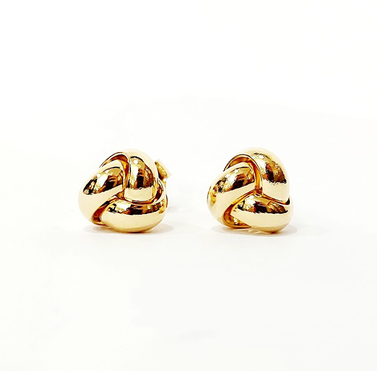 Orecchini con nodo celtico in oro antico, borchie riempite in oro 14k - Italia Orecchini con nodo celtico in oro antico, borchie riempite in oro 14k - Italia