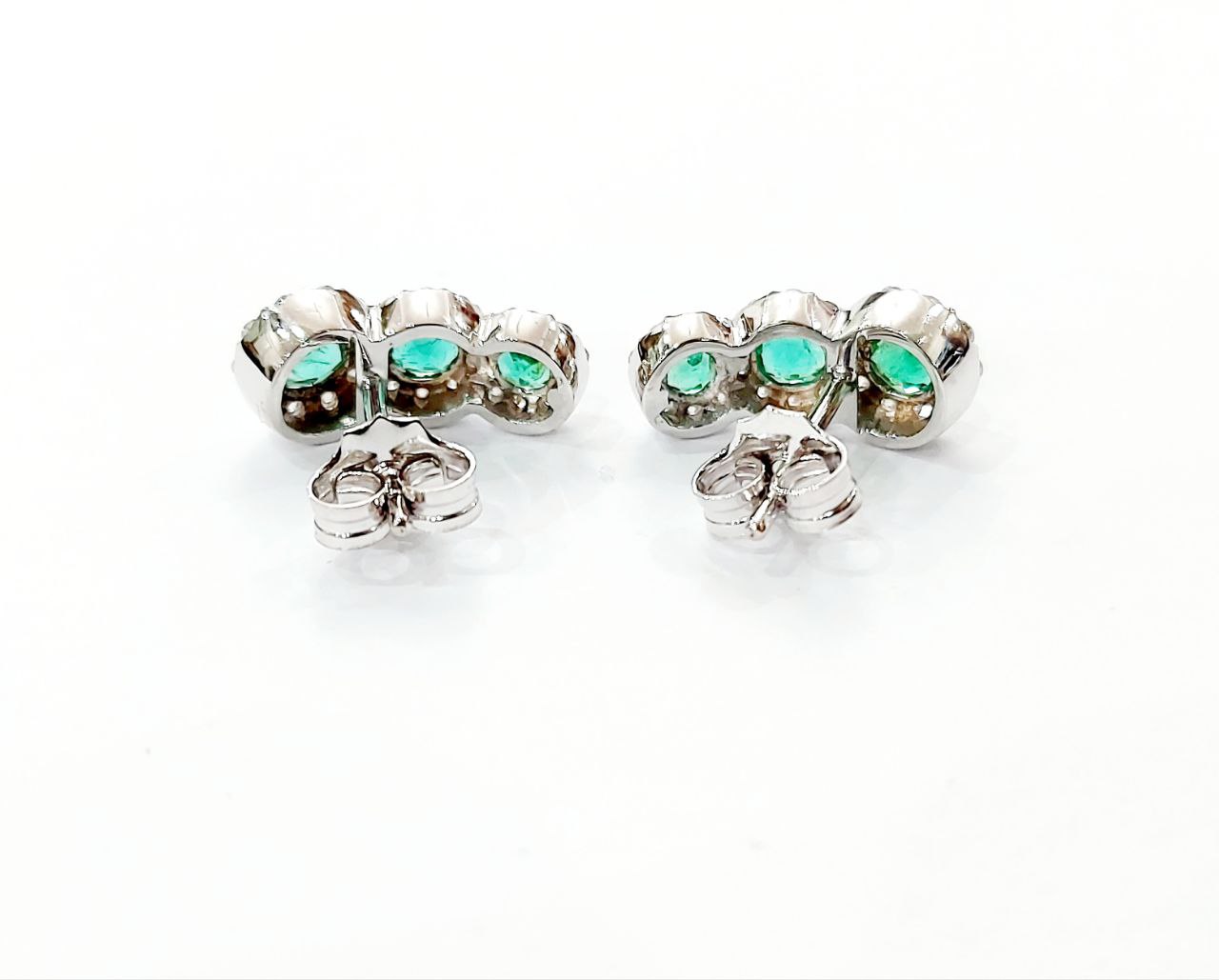 Orecchini Trilogy Magic Oro Bianco con Diamanti 0,75 ct e Smeraldi 0,90 ct 18 kt (750)