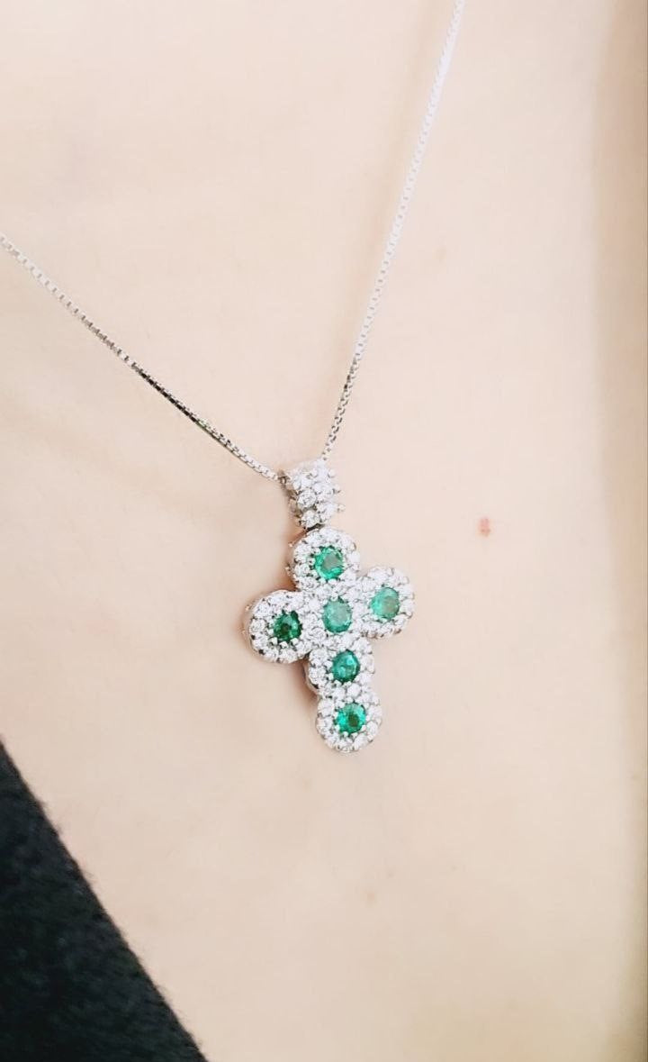 Collana con pendente croce magic in Oro bianco con Diamanti 0,29 ct e Smeraldi 0,30 ct 18 kt (750)
