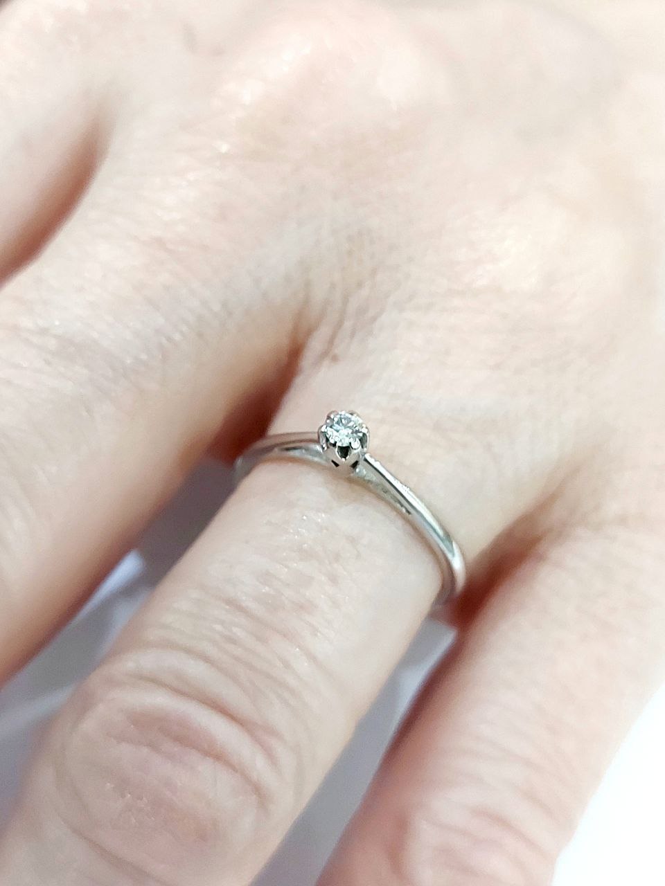 Anello Solitario modello 6 griffe con Diamante 0,07 ct in Oro Bianco 18 kt (750)