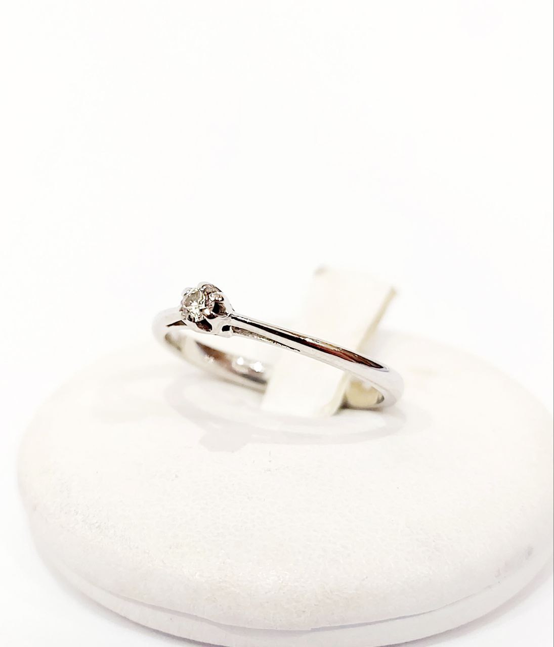 Anello Solitario modello 6 griffe con Diamante 0,07 ct in Oro Bianco 18 kt (750)
