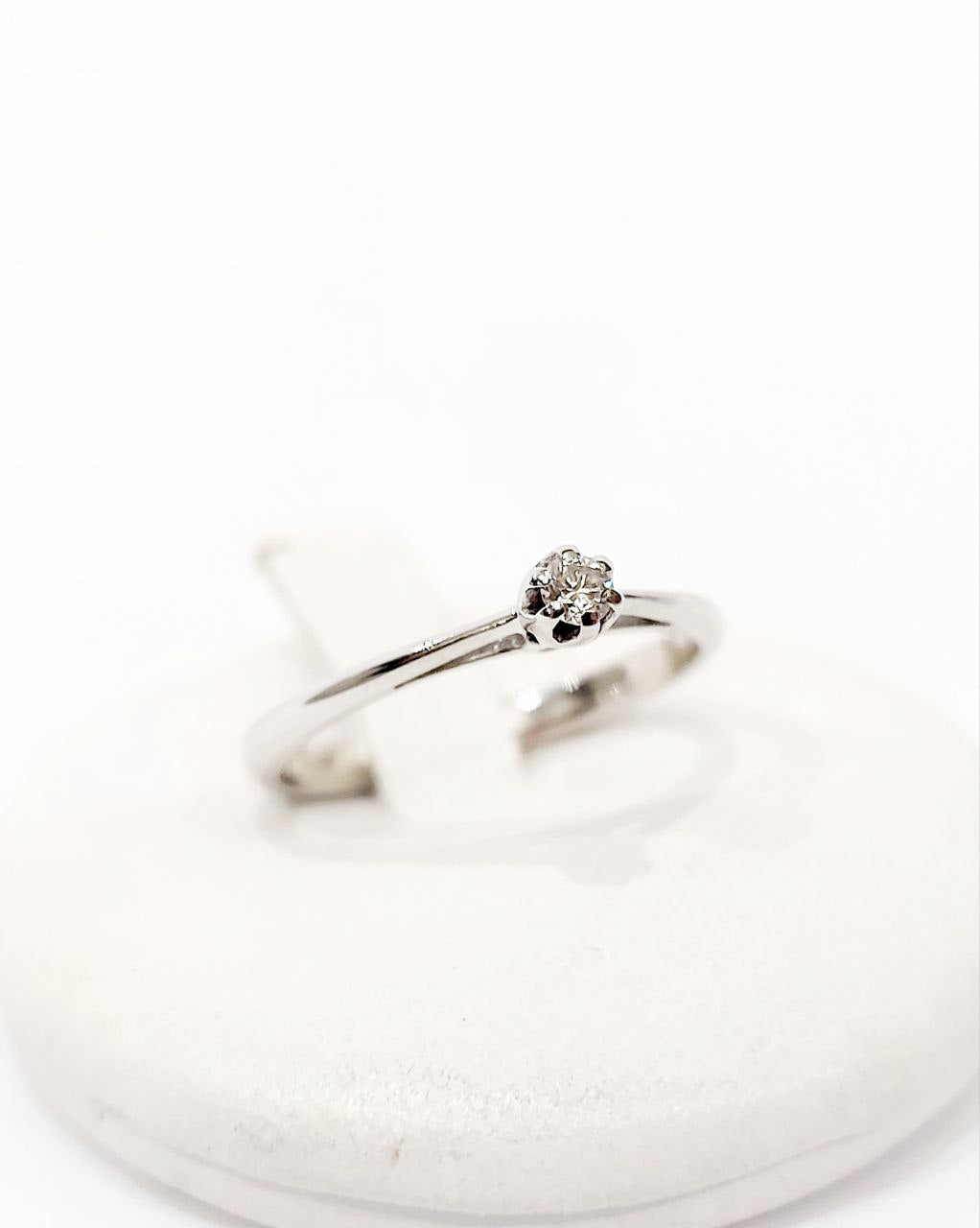 Anello Solitario modello 6 griffe con Diamante 0,07 ct in Oro Bianco 18 kt (750)