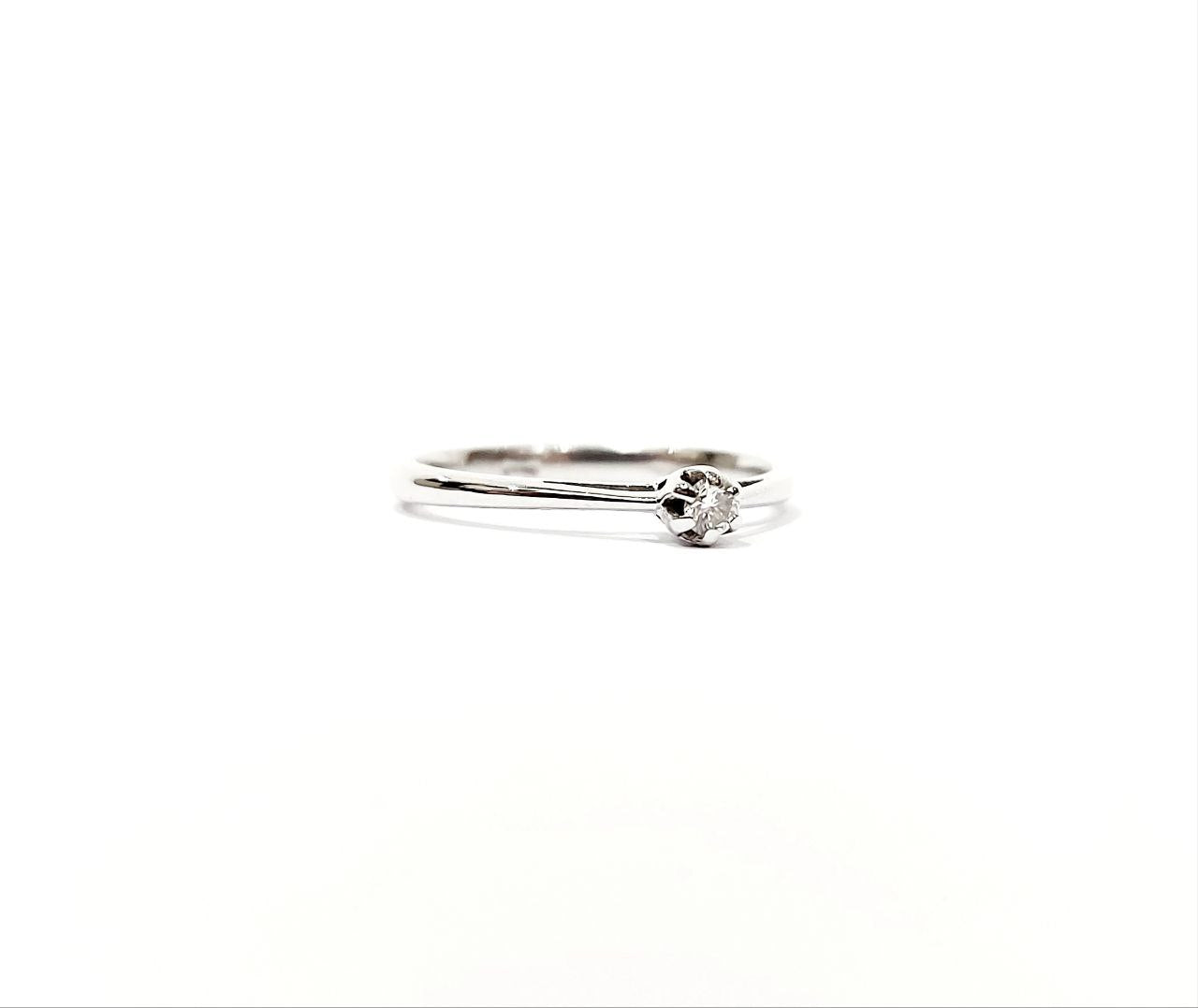 Anello Solitario modello 6 griffe con Diamante 0,07 ct in Oro Bianco 18 kt (750)