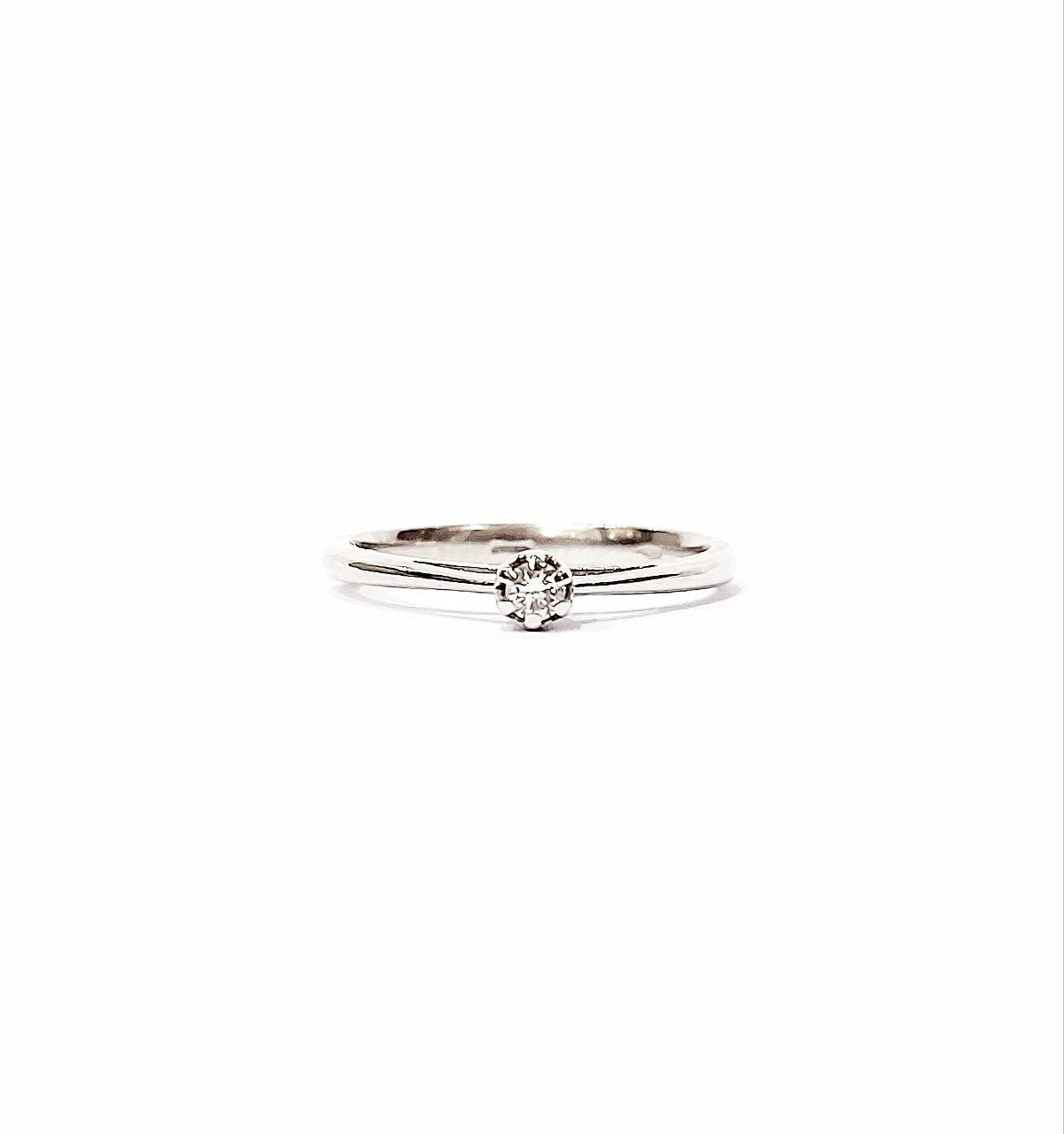 Anello Solitario modello 6 griffe con Diamante 0,05 ct in Oro Bianco 18 kt (750)