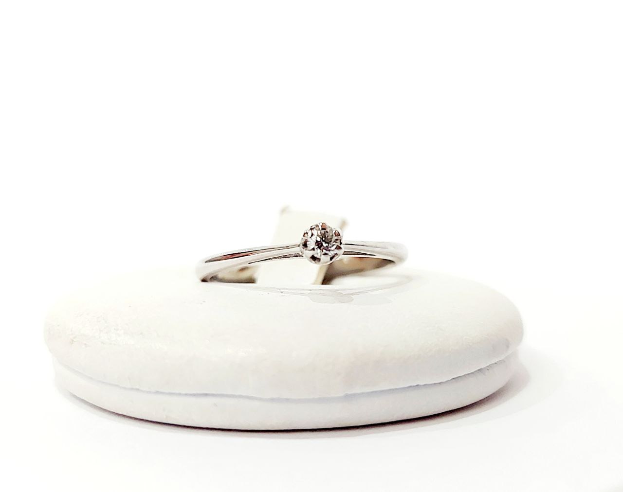 Anello Solitario modello 6 griffe con Diamante 0,05 ct in Oro Bianco 18 kt (750)