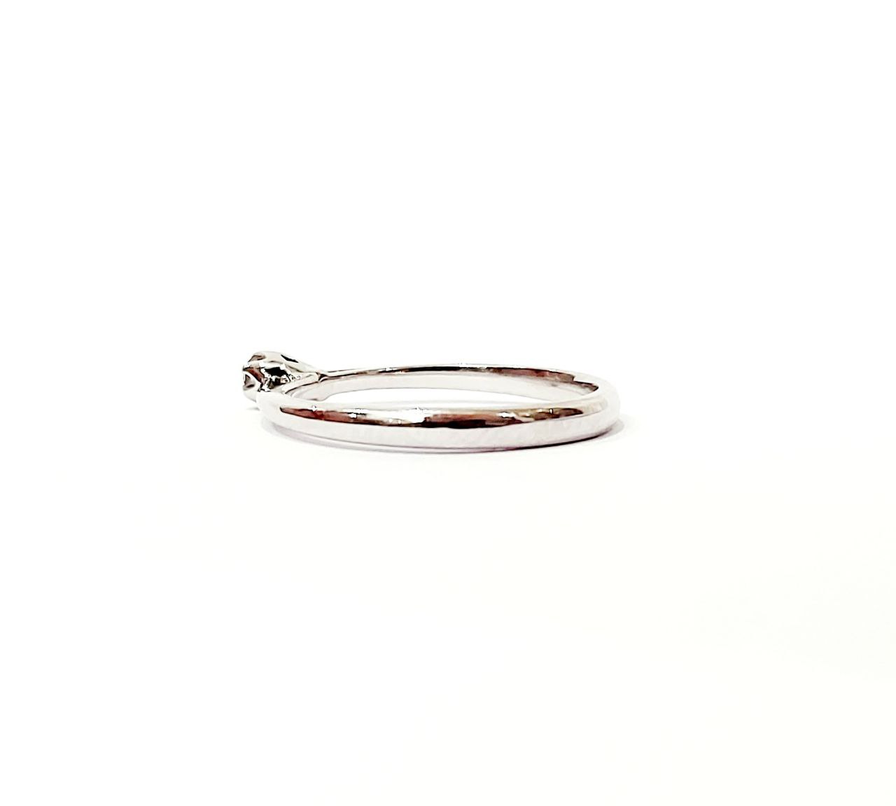 Anello Solitario modello 6 griffe con Diamante 0,05 ct in Oro Bianco 18 kt (750)