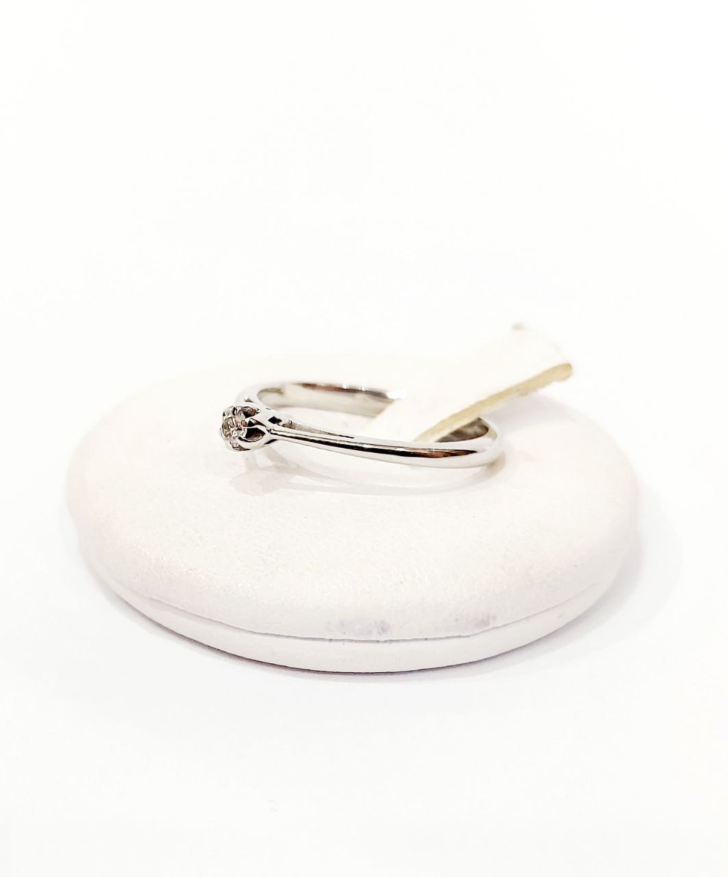 Anello Solitario modello 6 griffe con Diamante 0,05 ct in Oro Bianco 18 kt (750)