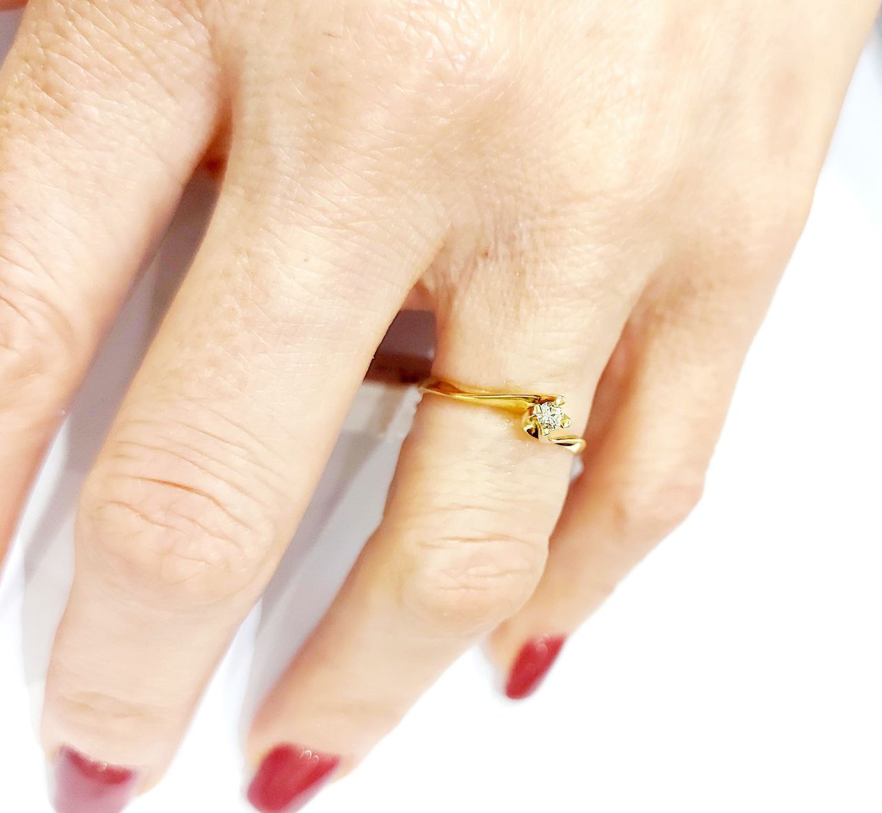 Anello Solitario Valentino in Oro giallo con Diamante 0,06 ct 18 kt (750)