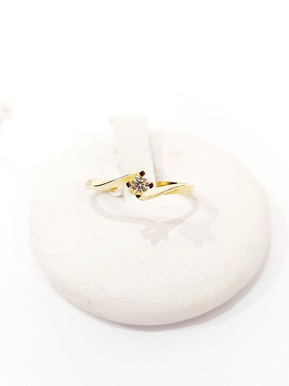 Anello Solitario Valentino in Oro giallo con Diamante 0,06 ct 18 kt (750)